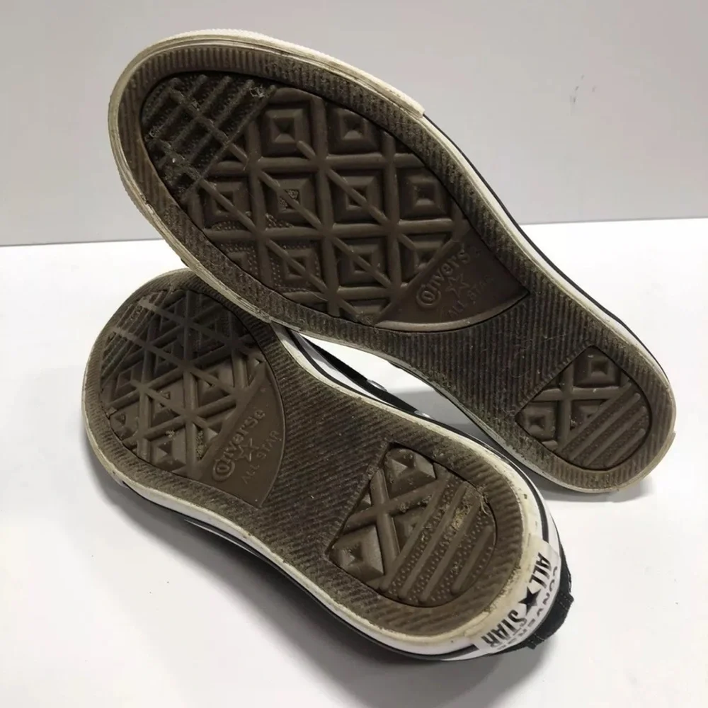Converse Youth Chuck Taylor All Star Low Top Sneakers Black, Girls’ Size 2 M.